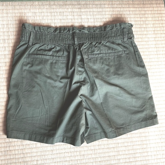 Liz Claiborne army green shorts with pockets, size 12 - Picture 3 of 6
